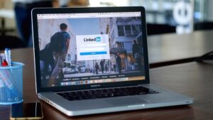 Read more about the article Mastering LinkedIn Marketing: 18 Tips and Tricks for Success